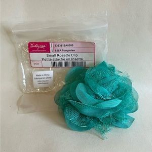 Thirty-one Small Rosette Clip